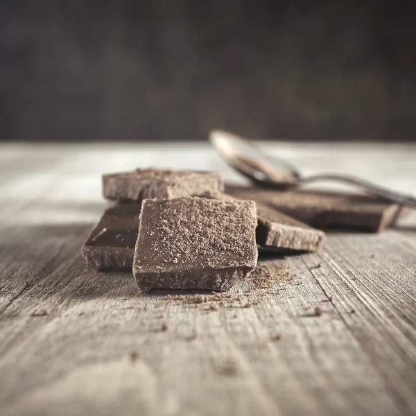 Broken  chocolate with cocoa powder — Stock Photo, Image