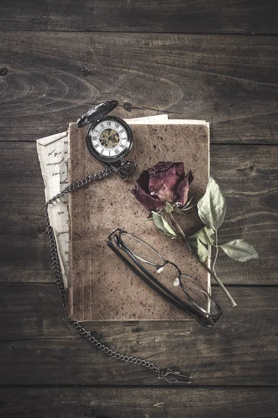 静物与红玫瑰在一本旧书上放置与古董痘疤 — 图库照片