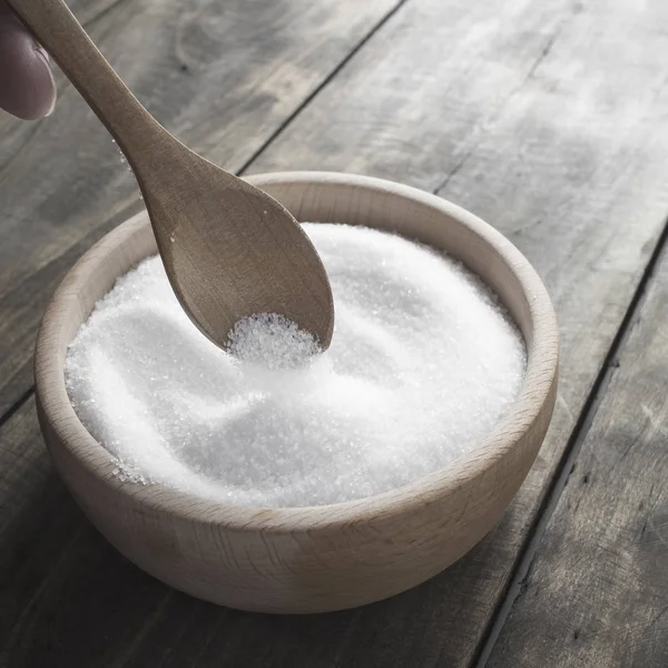 Azúcar blanco con cuchara en cuenco de madera — Foto de Stock