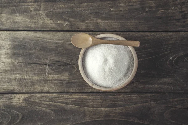 Witte suiker met lepel in houten kom — Stockfoto