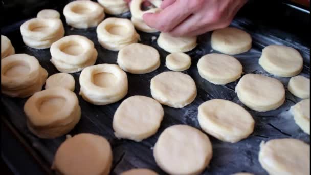 Mujer preparando pastelería — Vídeos de Stock