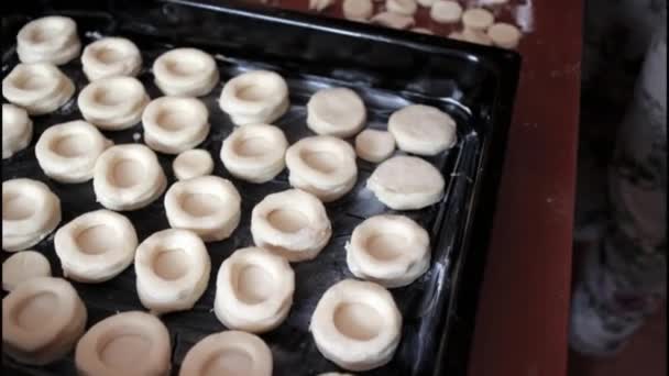 Mujer preparando pastelería — Vídeos de Stock