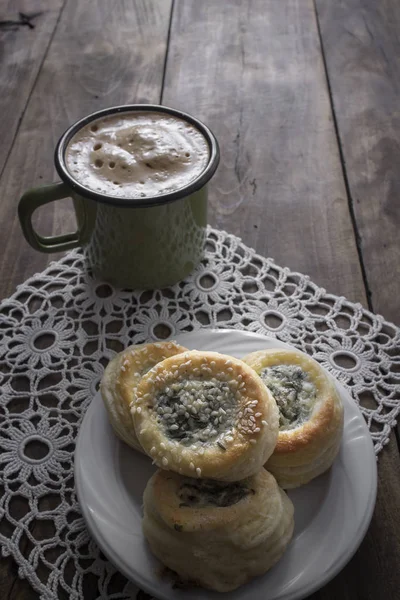 Massa folhada recheada com queijo e café — Fotografia de Stock