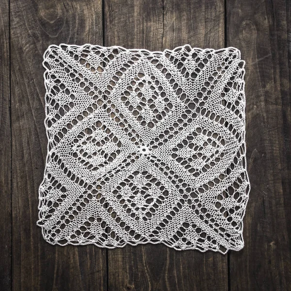 Crocheted tapete en mesa de madera —  Fotos de Stock