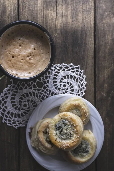 Massa folhada recheada com queijo e café — Fotografia de Stock