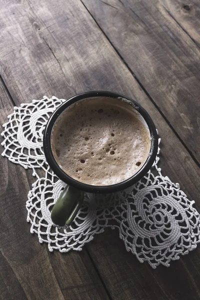 Grekiskt kaffe på gamla träbord — Stockfoto