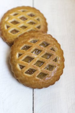 Kayısı reçeli çerezleri beyaz masa