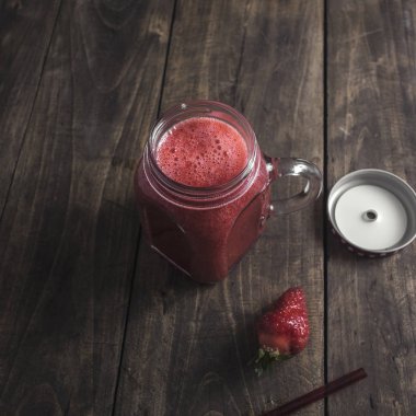 tablo üzerinde çilek güler yüzlü