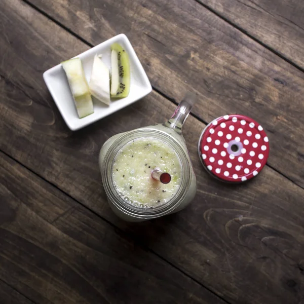 Batido de frutas en la mesa —  Fotos de Stock