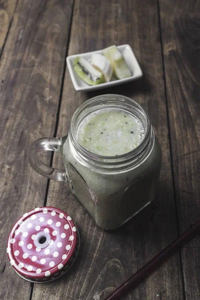 Batido de frutas en la mesa —  Fotos de Stock