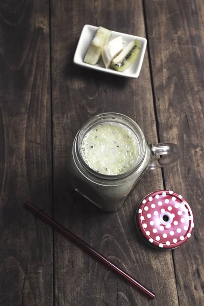 Batido de frutas en la mesa — Foto de Stock