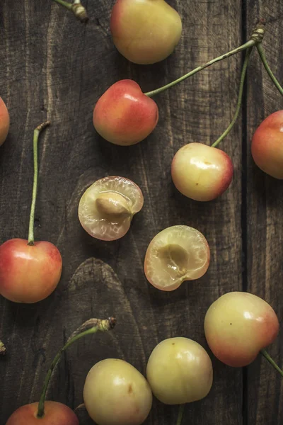 Ciliegie su un tavolo rustico — Foto Stock