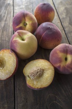 Olgun kırmızı şeftali grubu