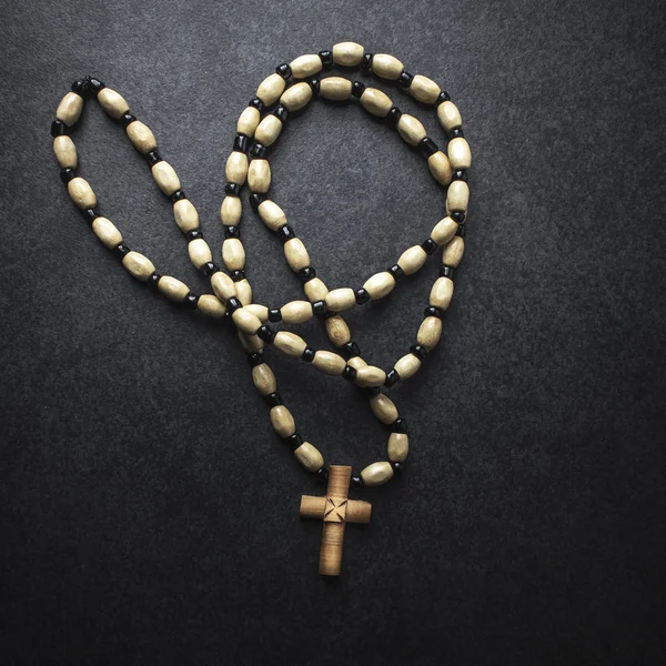 Radband pärlor med kors gjort av trä — Stockfoto