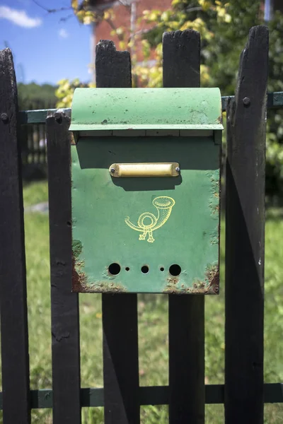 Kleurrijke noodlijdende landelijke Mailbox — Stockfoto