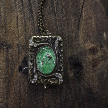 Ahşap arka plan üzerinde Vintage kolye