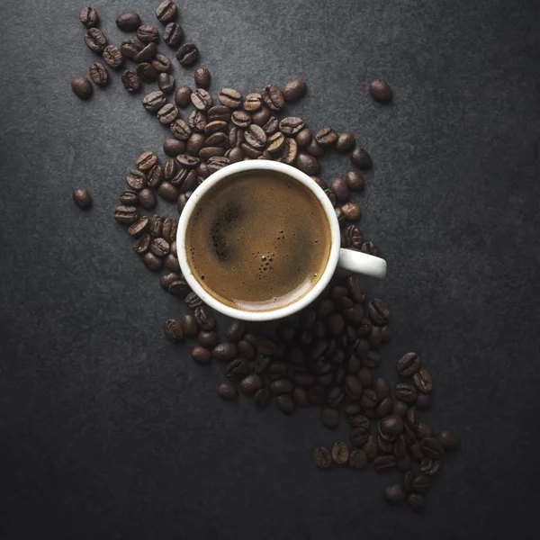 Xícara de café e feijão na mesa — Fotografia de Stock