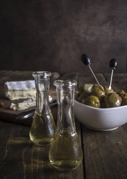 Traditioneller Pflaumenschnaps und Oliven — Stockfoto