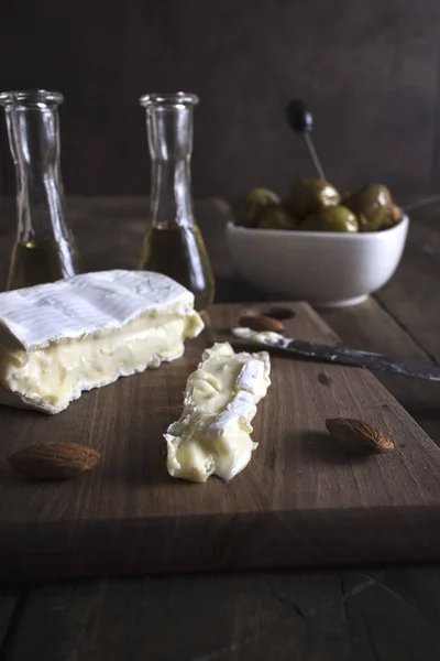 Brie-kaas en olijven — Stockfoto