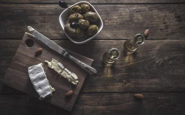 Brie peynir ve zeytin 