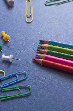 Mavi arka planda okul malzemeleri