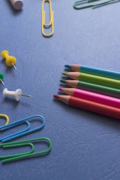 Mavi arka planda okul malzemeleri