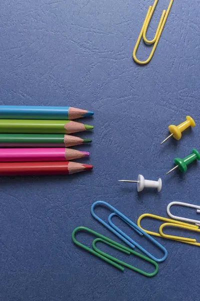 Mavi arka planda okul malzemeleri