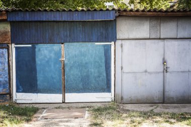 Yıpranmış ve garaj kapı dışarı yıpranmış eski