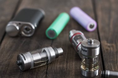 Ahşap arka plan üzerinde sağlıklı sigara için Kit