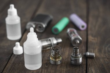 Ahşap arka plan üzerinde sağlıklı sigara için Kit