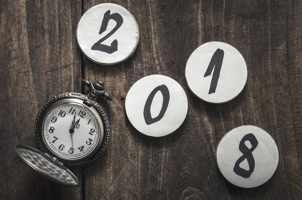 Vintage τσέπης ρολόι ρολόι κτυπάει μεσάνυχτα ευτυχισμένο το νέο έτος 2018 — Φωτογραφία Αρχείου