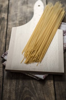 Spagetti makarna bir kesme tahtası üzerine