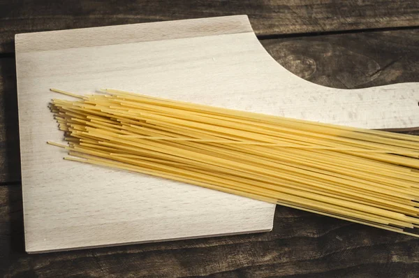 Spagetti makarna bir kesme tahtası üzerine