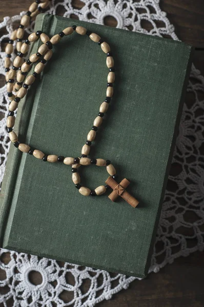 Ancient book and rosary — Stock Photo, Image