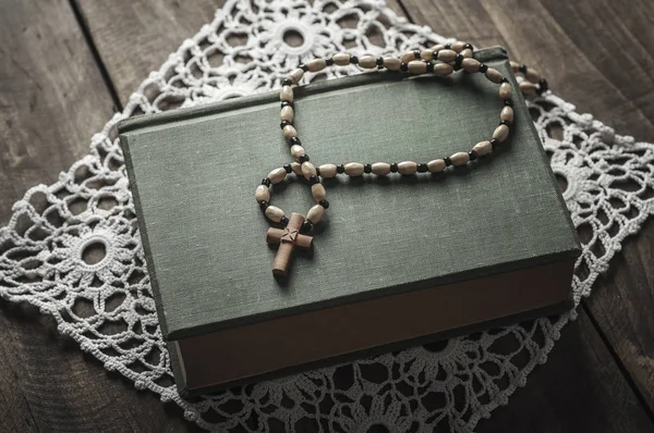 Ancient book and rosary — Stock Photo, Image