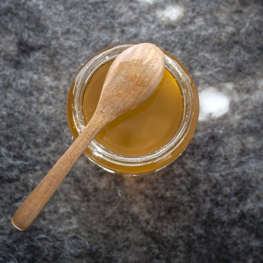 Masada bir kavanoza organik bal