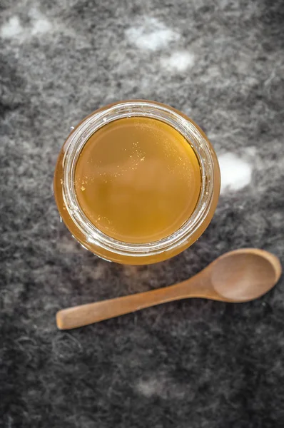 Органический мед в банке на столе — стоковое фото