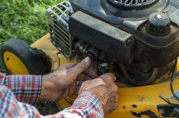 Repairing lawn mower engine — Stock Photo, Image