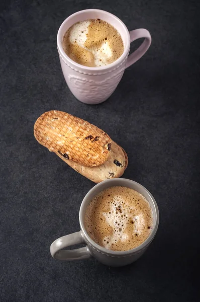 Kahve masada kurabiye ile — Stok fotoğraf