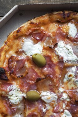 Pizza bir karton kutu içinde