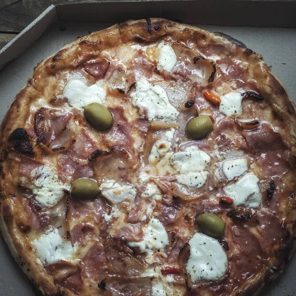 Pizza dans une boîte en carton — Photo