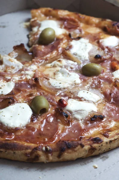 Pizza dans une boîte en carton — Photo