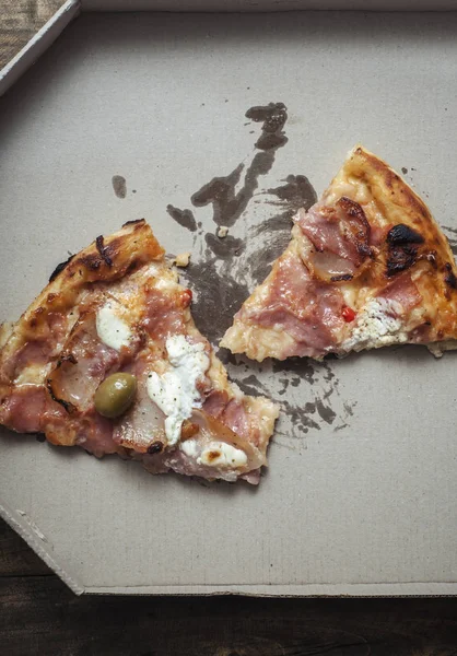 Zwei Scheiben Pizza im Pizzakarton. — Stockfoto