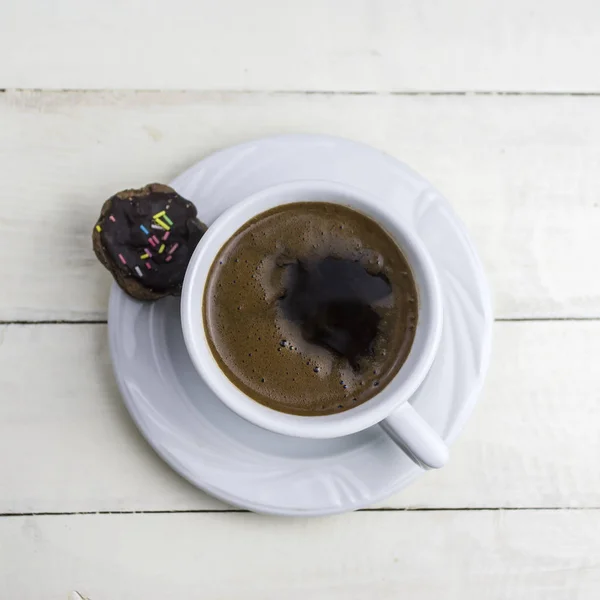 Kopp kaffe på vitt träbord — Stockfoto