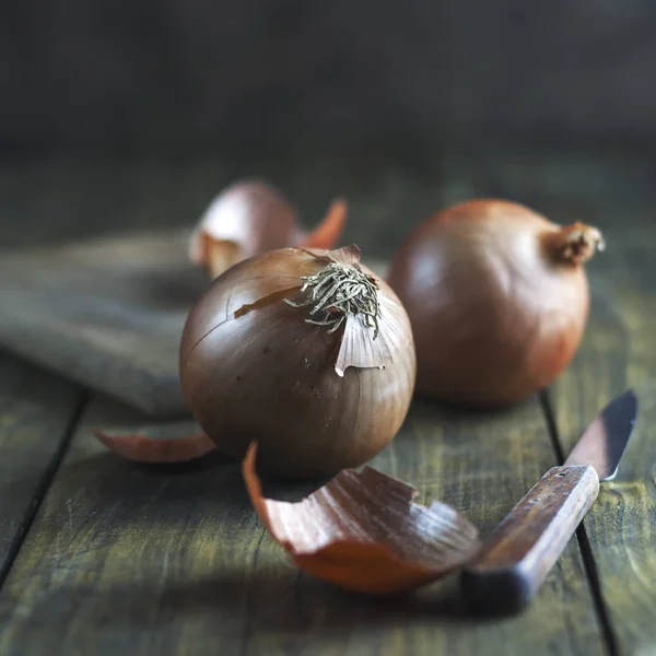 Onions on a wooden board — Stock Photo, Image
