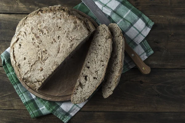 Hembakat bröd på bordet — Stockfoto