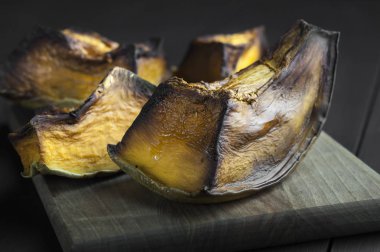 Fırında balkabağı dilimleri.