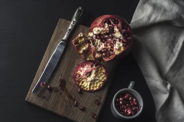 Granatäpple och frön nymalen öppnas — Stockfoto