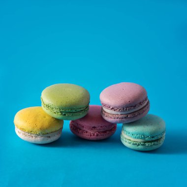 mavi arka plan üzerinde renkli acıbadem kurabiyesi