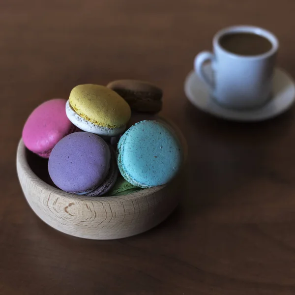 Macarrones en un tazón y una taza de café en la mesa — Foto de Stock